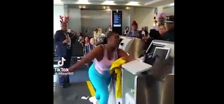 Mujer lanza una computadora a empleado de aerolínea en Aeropuerto de Miami