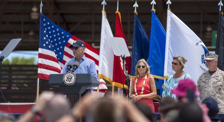 Joe Biden se dirige a Hawái tras uno de los incendios forestales más mortíferos en la historia de Estados Unidos