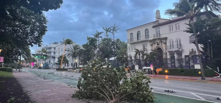 Lluvias intensas y fuertes vientos golpean Miami