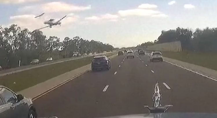 Trágico accidente en autopista de Florida: avión se estrella contra vehículo