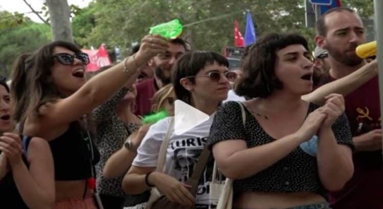 Manifestantes disparan con pistolas de agua a los visitantes en Barcelona