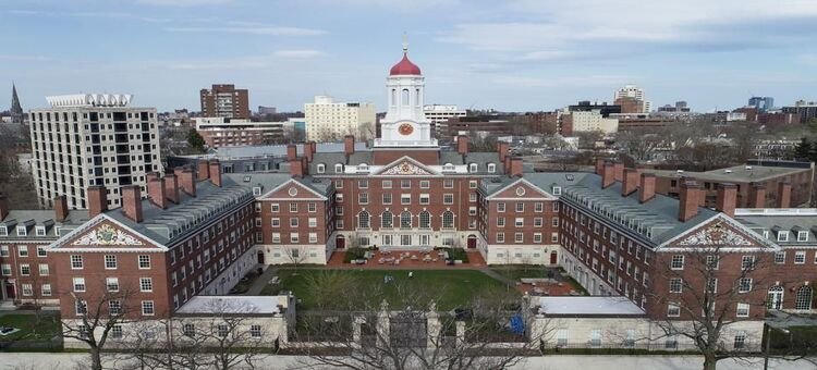 Trump amenaza con eliminar ventajas fiscales de Harvard