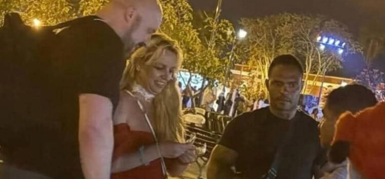 Captan a Britney Spears paseando por las calles de San José del Cabo