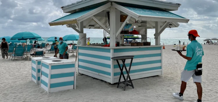 Miami Beach considera permitir la venta de alcohol en la playa