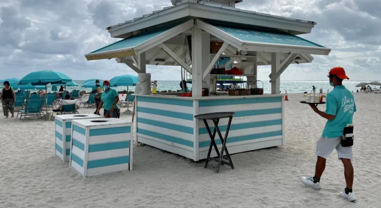 Miami Beach considera permitir la venta de alcohol en la playa
