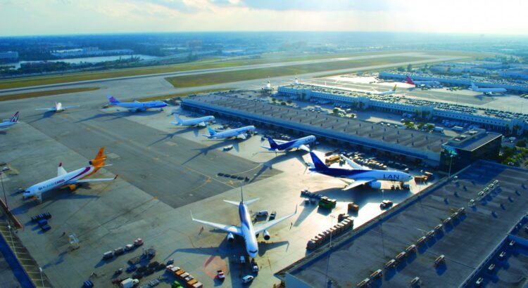 Tensión en Aeropuerto de Miami tras alarma de bomba: Arrestan a una joven de 21 años