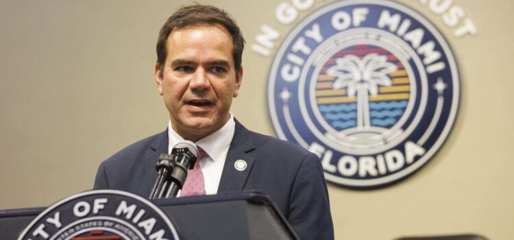 Miami ofrecerá clases gratuitas de ciudadanía para inmigrantes tras recorte de fondos federales