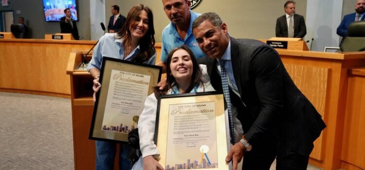 «Katy sigue inspirando». La ciudad de Miami rinde homenaje a una sobreviviente de un accidente náutico que aún se recupera.