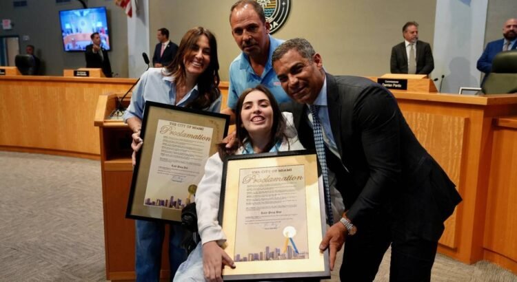 «Katy sigue inspirando». La ciudad de Miami rinde homenaje a una sobreviviente de un accidente náutico que aún se recupera.