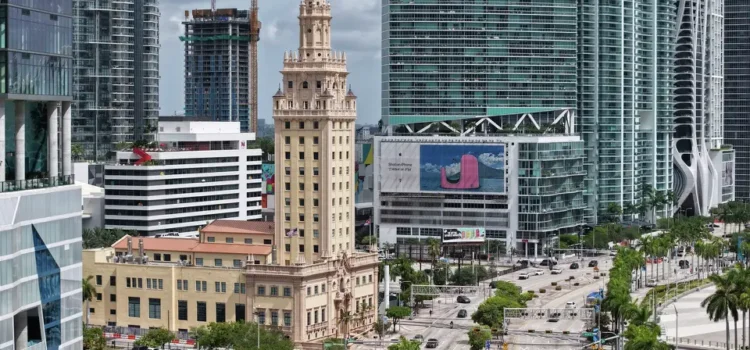 Torre de la Libertad de Miami reabre mientras Trump aumenta arrestos en la ciudad del orgullo cubano