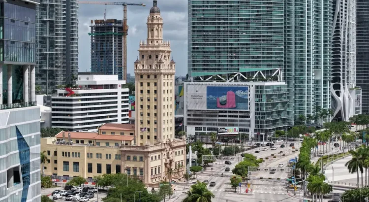 Torre de la Libertad de Miami reabre mientras Trump aumenta arrestos en la ciudad del orgullo cubano