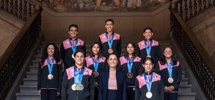 Sheinbaum recibe al equipo histórico de clavadistas en Palacio Nacional