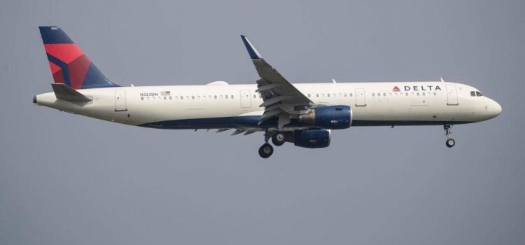 Vuelo de Delta aterriza de emergencia en Miami tras impacto con aves