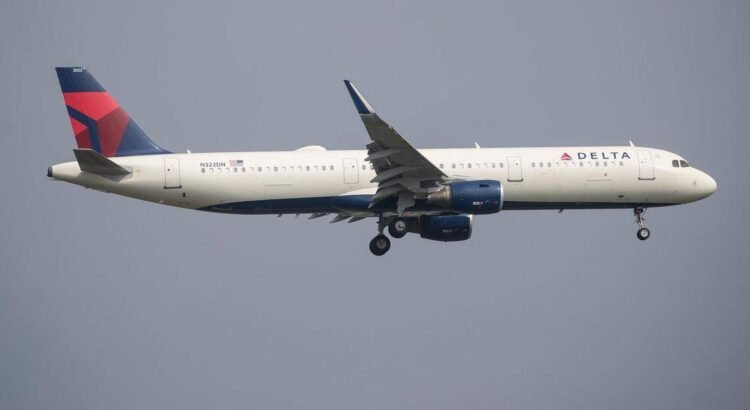 Vuelo de Delta aterriza de emergencia en Miami tras impacto con aves