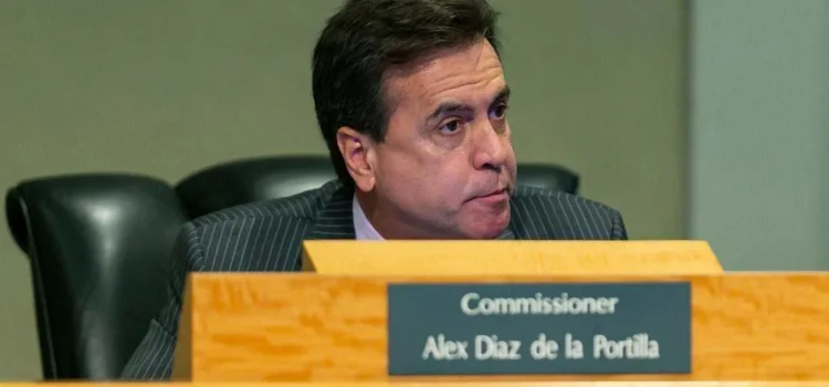 El ex comisionado de Miami, Alex Díaz de la Portilla, se postula a la alcaldía