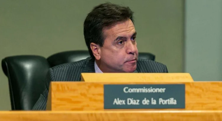 El ex comisionado de Miami, Alex Díaz de la Portilla, se postula a la alcaldía
