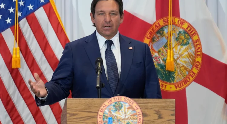 El gobernador de Florida, Ron DeSantis, anuncia una nueva opción de escuela chárter en Miami.