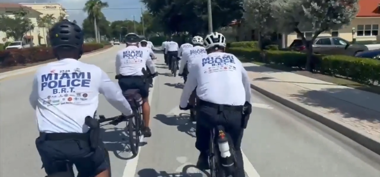 Policía de Miami completa un recorrido en bicicleta a Orlando en apoyo a una organización benéfica