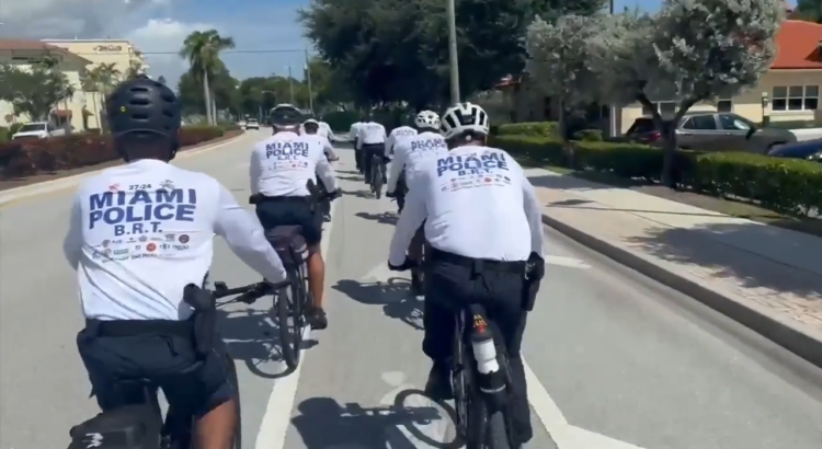 Policía de Miami completa un recorrido en bicicleta a Orlando en apoyo a una organización benéfica