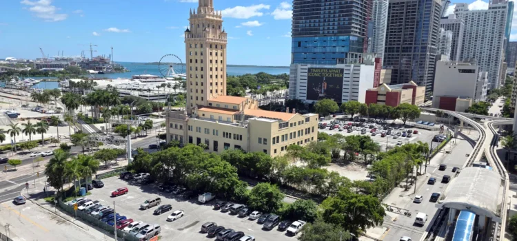Juez de Miami bloquea transferencia de terrenos para biblioteca de Trump