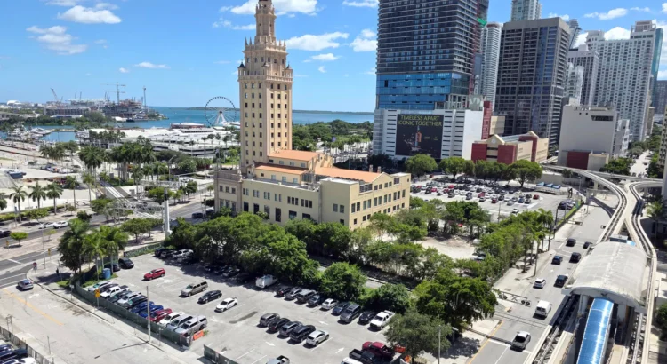Juez de Miami bloquea transferencia de terrenos para biblioteca de Trump