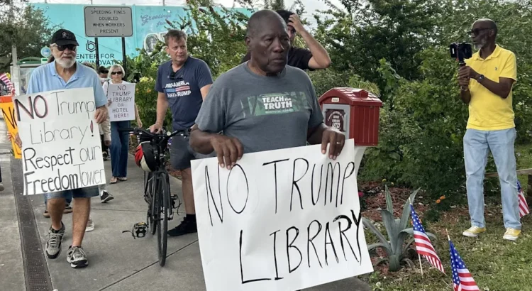 Protestan en Miami contra la futura biblioteca de Trump durante su visita a la ciudad Protestan en Miami contra la futura biblioteca de Trump durante su visita a la ciudad