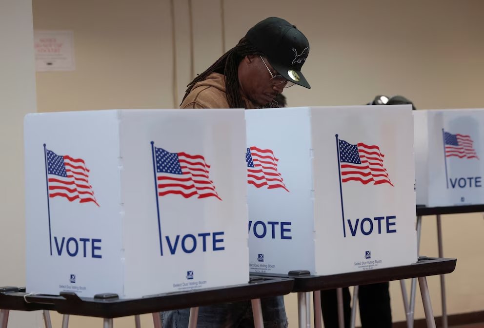 Los votantes de Miami-Dade eligen cargos clave en una jornada con baja participación inicial